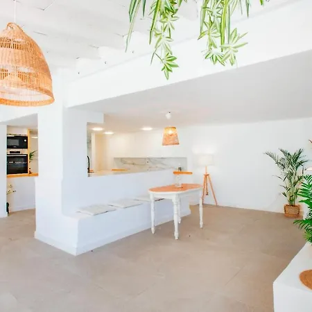 Countryside Elegant 4-bedroom Suite, Pool & Garden * Los Menores