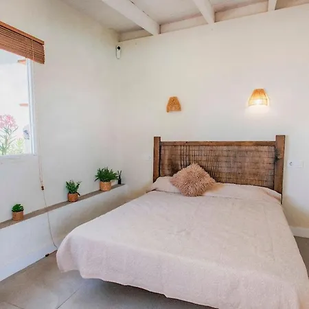 Countryside Elegant 4-bedroom Suite, Pool & Garden Los Menores