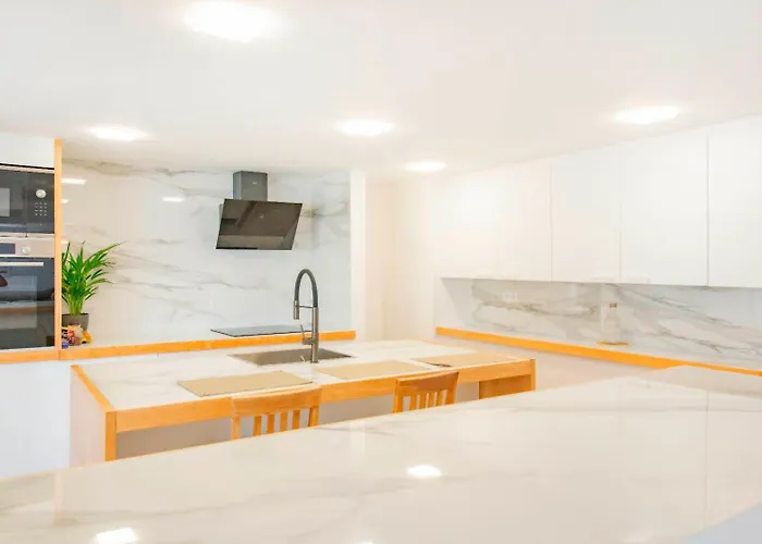 Countryside Elegant 4-bedroom Suite, Pool & Garden 펜션 Los Menores