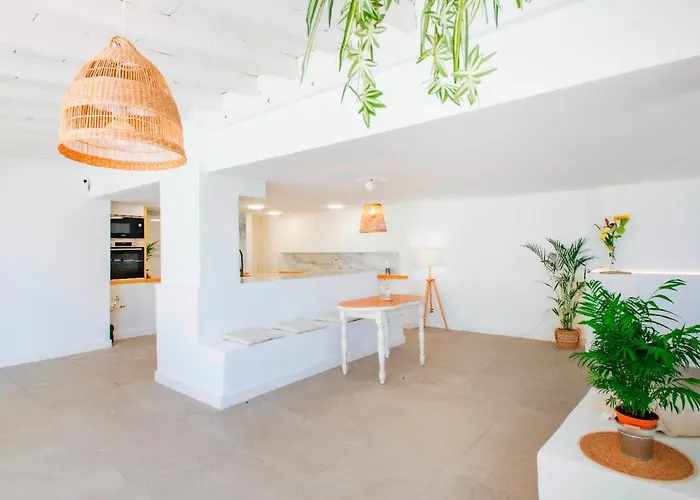 Countryside Elegant 4-bedroom Suite, Pool & Garden * Los Menores