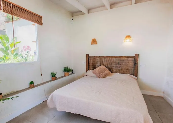 Countryside Elegant 4-bedroom Suite, Pool & Garden Los Menores