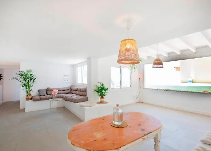 Countryside Elegant 4-bedroom Suite, Pool & Garden 펜션 Los Menores