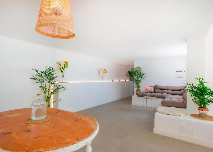 Countryside Elegant 4-bedroom Suite, Pool & Garden *