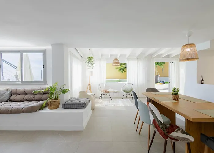 Countryside Elegant 4-bedroom Suite, Pool & Garden *