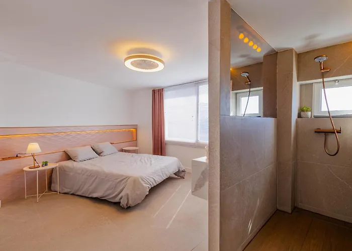 Countryside Elegant 4-bedroom Suite, Pool & Garden 펜션 Los Menores