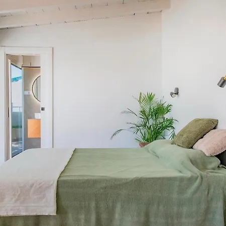 Countryside Elegant 4-bedroom Suite, Pool & Garden Holiday home