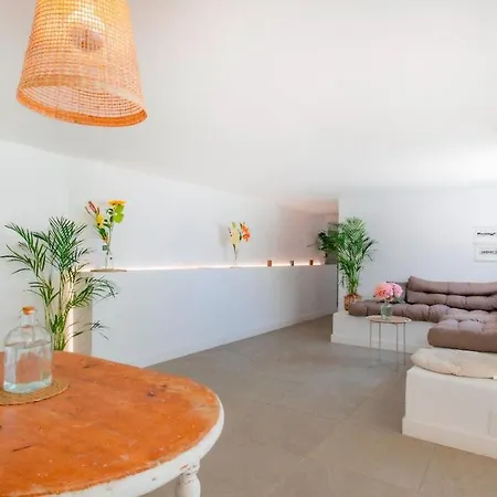 Countryside Elegant 4-bedroom Suite, Pool & Garden *