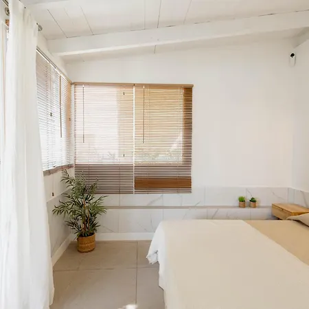 Holiday home Countryside Elegant 4-bedroom Suite, Pool & Garden