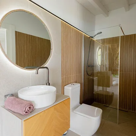 Holiday home Countryside Elegant 4-bedroom Suite, Pool & Garden *