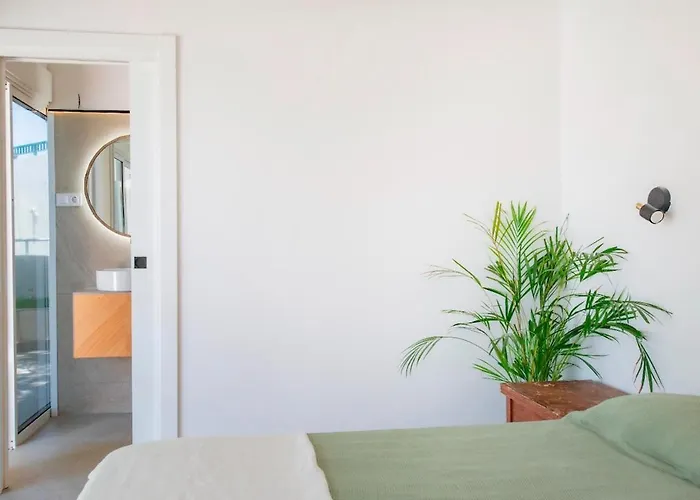 Vakantiehuis Countryside Elegant 4-bedroom Suite, Pool&garden Los Menores