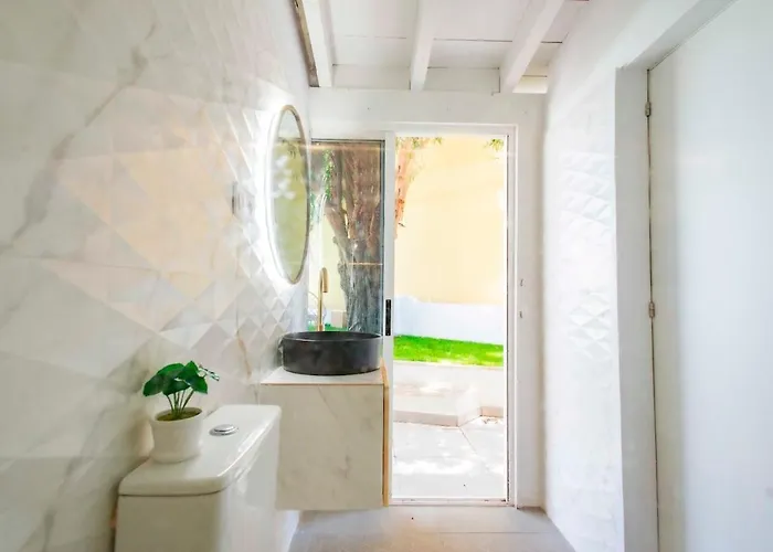 Countryside Elegant 4-bedroom Suite, Pool & Garden * Los Menores