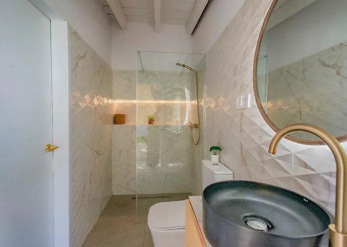 Countryside Elegant 4-bedroom Suite, Pool & Garden Сasa de vacaciones Los Menores