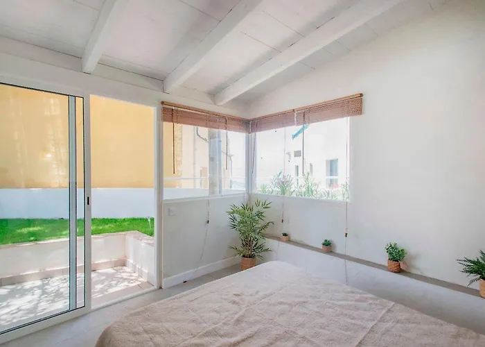 Countryside Elegant 4-bedroom Suite, Pool & Garden