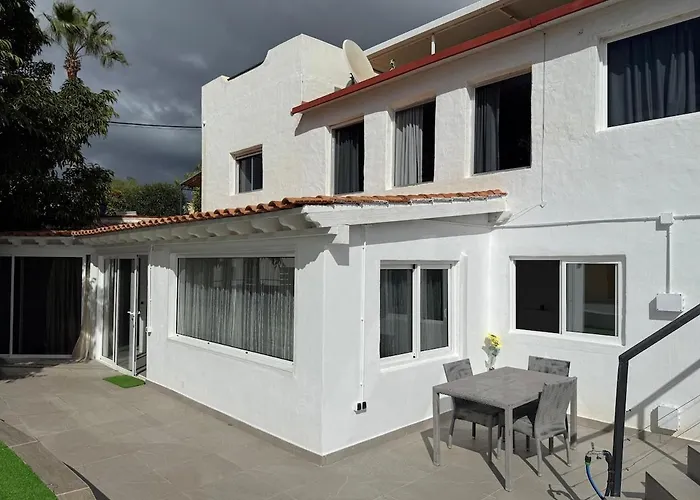 Сasa de vacaciones Countryside Elegant 4-bedroom Suite, Pool & Garden Los Menores