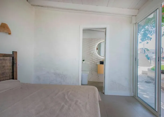 Countryside Elegant 4-bedroom Suite, Pool & Garden