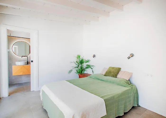 Countryside Elegant 4-bedroom Suite, Pool & Garden * Los Menores