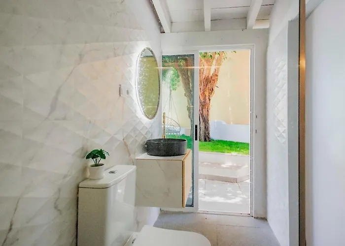 Countryside Elegant 4-bedroom Suite, Pool & Garden Los Menores