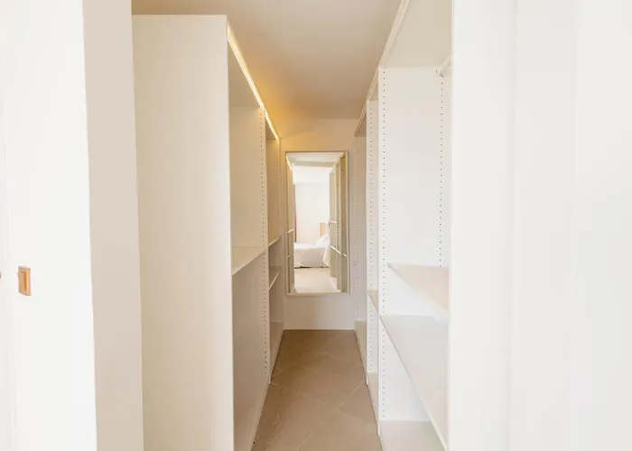 Vakantiehuis Countryside Elegant 4-bedroom Suite, Pool&garden