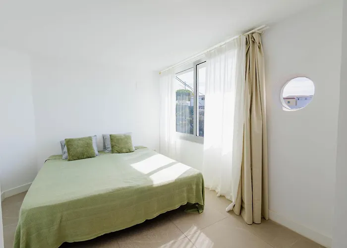 Countryside Elegant 4-bedroom Suite, Pool & Garden *