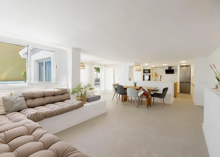 Countryside Elegant 4-bedroom Suite, Pool & Garden * Los Menores