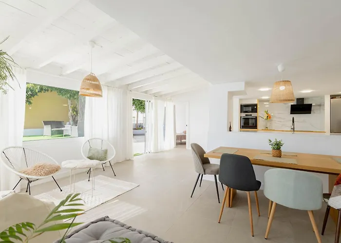 Countryside Elegant 4-bedroom Suite, Pool & Garden *