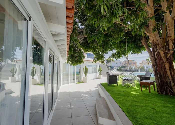 Countryside Elegant 4-bedroom Suite, Pool & Garden Tatil Evi *