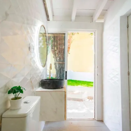 Countryside Elegant 4-bedroom Suite, Pool & Garden * Los Menores