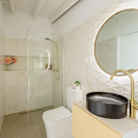 Countryside Elegant 4-bedroom Suite, Pool & Garden Hébergement de vacances *