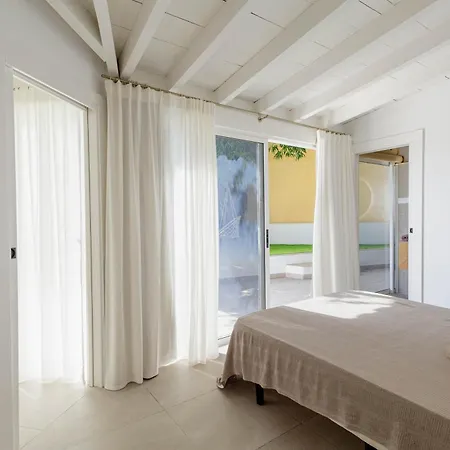 Countryside Elegant 4-bedroom Suite, Pool & Garden *