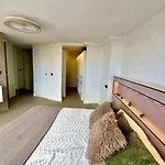 Vakantiehuis Countryside Elegant 4-bedroom Suite, Pool&garden