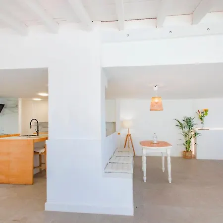 Countryside Elegant 4-bedroom Suite, Pool & Garden Los Menores