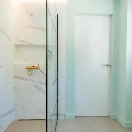 Ferienhaus Countryside Elegant 4-bedroom Suite, Pool & Garden