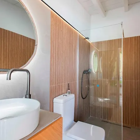 Ferienhaus Countryside Elegant 4-bedroom Suite, Pool & Garden *