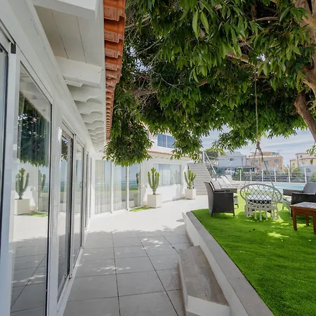 Countryside Elegant 4-bedroom Suite, Pool & Garden Ferienhaus *